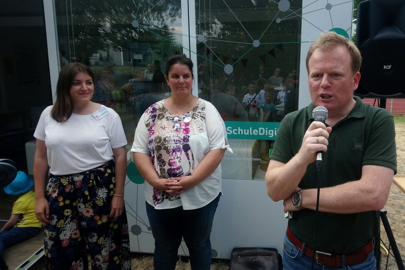 v.l. Franziska, Stephanie Lakomý (Schulleiterin), Andreas Merkendorf.