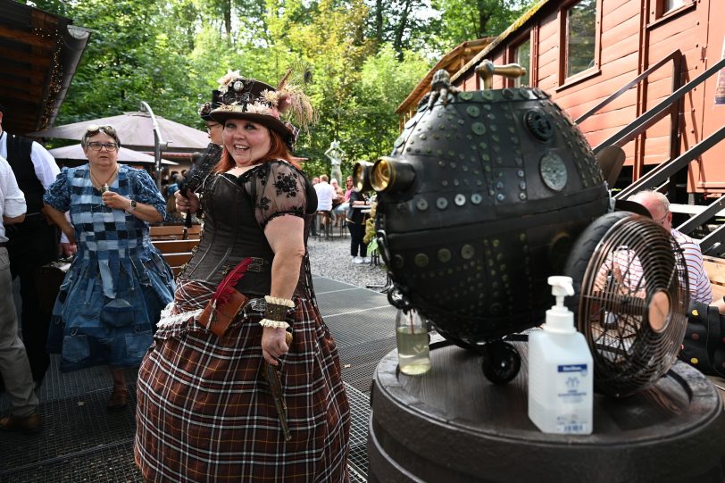 Freuen sich wieder auf das Steampunk-Fest im Heimatmuseum: Die Besucher mit ihren auffälligen Kostümen.