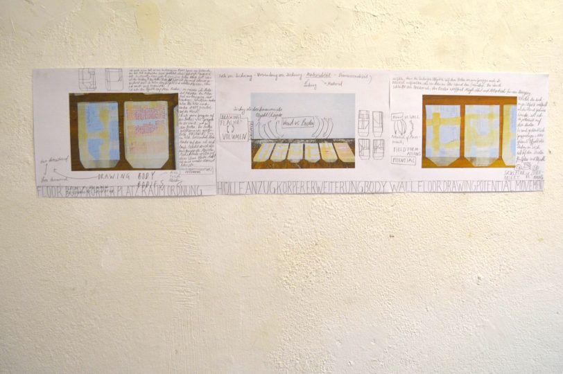 Im Zwischengang von der Schwarz- zur Weißkaue hängen „Notizen“ zur Installation „Drawing Expansions“.