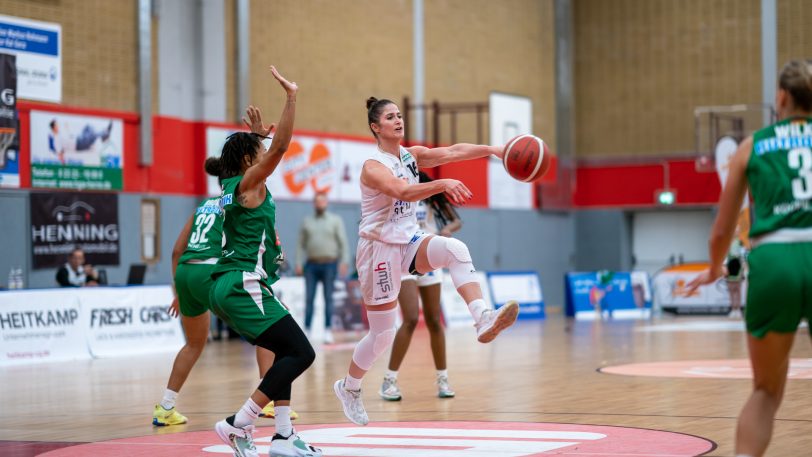 Die Basketball-Damen vom HTC gewinnen am Sonntag (6.11.2022) gegen die Rutronik Stars Keltern mit 73:71 nach Verlängerung. Am Ball Katarzyna Trzeciak.