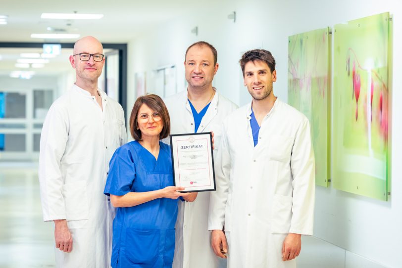 Das Team rund um Prof. Dr. Christian Ukena (2.v.r.), Direktor Kardiologie Marien Hospital, Priv.- Doz. Dr. Philipp Lange (l.), Leitender Oberarzt der Kardiologie mit der Zertifizierung als Vorhofflimmer-Zentrum.
