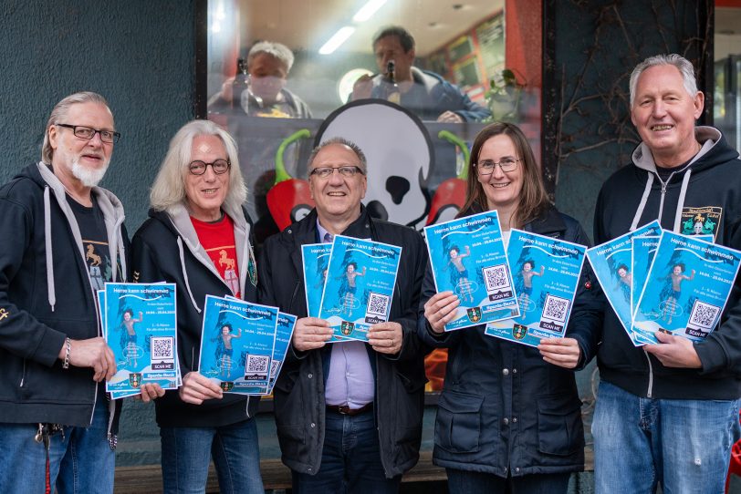 v.l. Gerd Herzog, Horst Schröder (beide Mondritter), Michael Schulze (Sparda-Bank), Dr. Pia Klems (Herne kann schwimmen) und Mondritter Frank Tocholski. Die Mondritterschaft Wanne-Eickel und die Herner Sparda-Bank bleiben auch 2025 mit 2.000 Euro tatkräftige Unterstützer von Herne kann schwimmen.