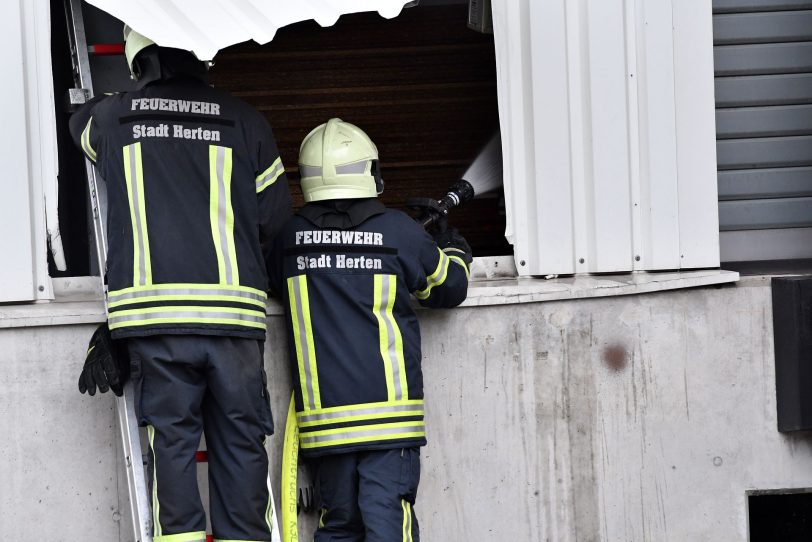 Einsatz der Feuerwehren des Kreises Recklinghausen und der Stadt Herten bei dem Großbrand der Lagerhalle der Hagebau Logistik in Herten (NW), am Sonntag (01.03.2020).