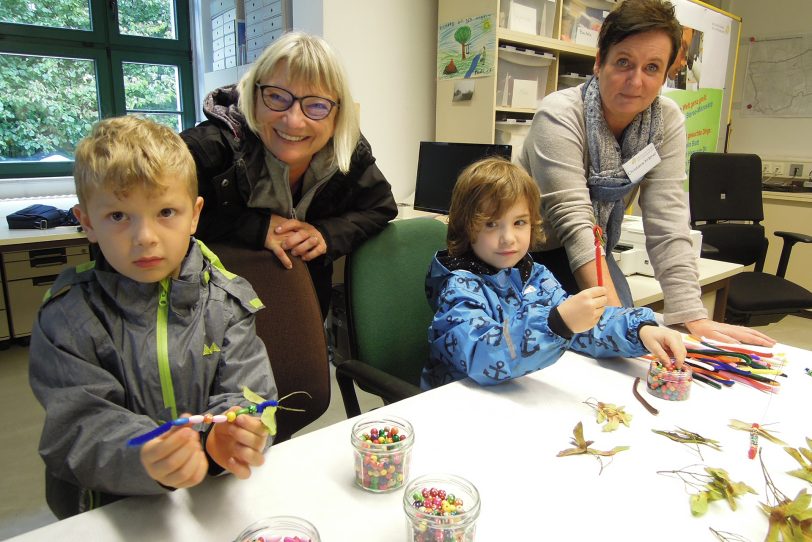 Umwelt- und Familienfest: Oskar und Moritz basteln Libellen.