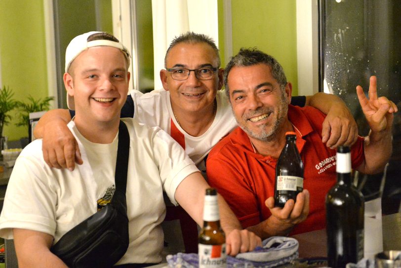 v.l. Ricardo Conte, Gregor Rosa-Rortes und Gerado Conte beim ersten Sardischen Abend im Biergarten von Ollis Restaurant.