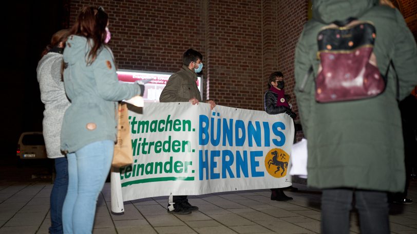 Friedensgebet zum Internationalen Tag Gegen Gewalt gegen Frauen - vor der Kreuzkirche.