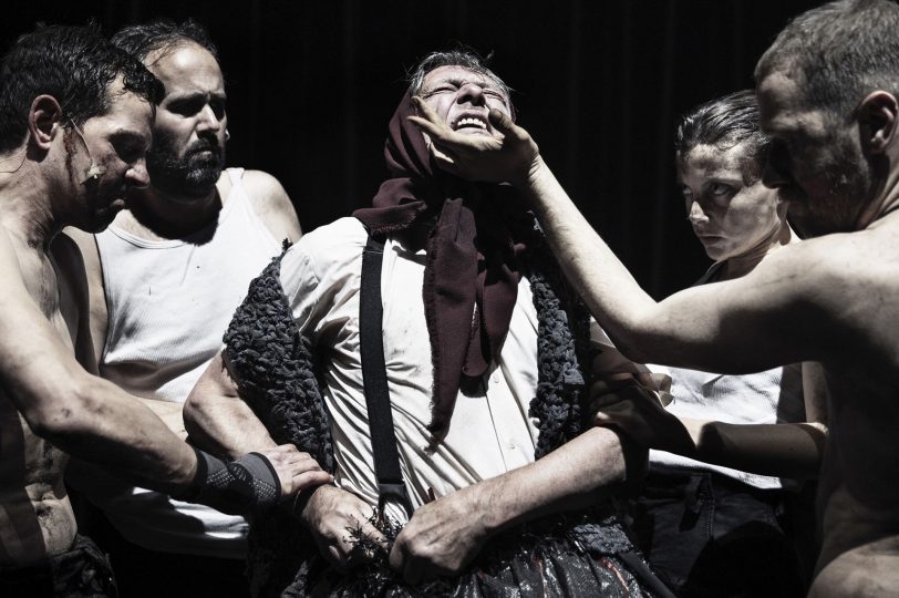 Die gnadenlose Großmutter (Pierre Bokma, Mitte) hat die in Bochum verdoppelten Zwillinge (v.l. Ole Lagerpusch, Guy Clemens, Linde Dercon und Risto Kübar) zu früh erwachsen gewordenen harten Kerlen gemacht, die sich einem ganz eigenen Gerechtigkeitssinn antrainiert haben.