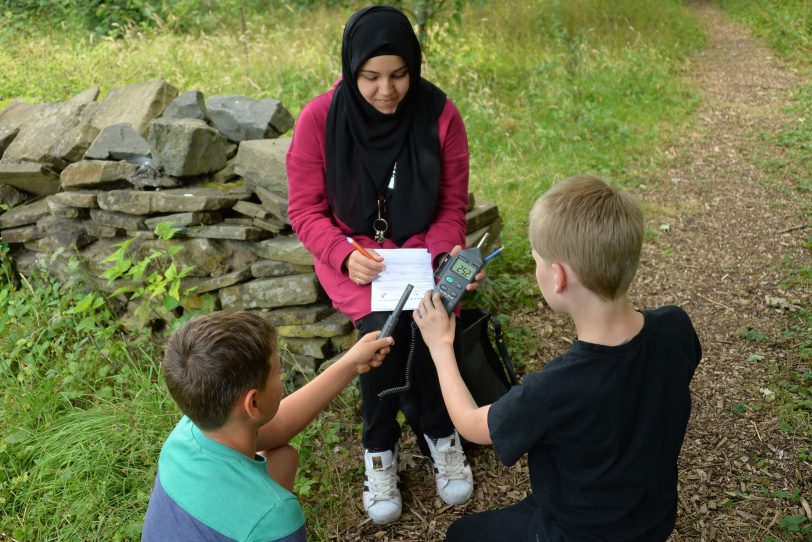 Referendarin Zehra Pinar sitzt an Station 4 und überprüft die Messungen der Luftfeuchtigkeit.