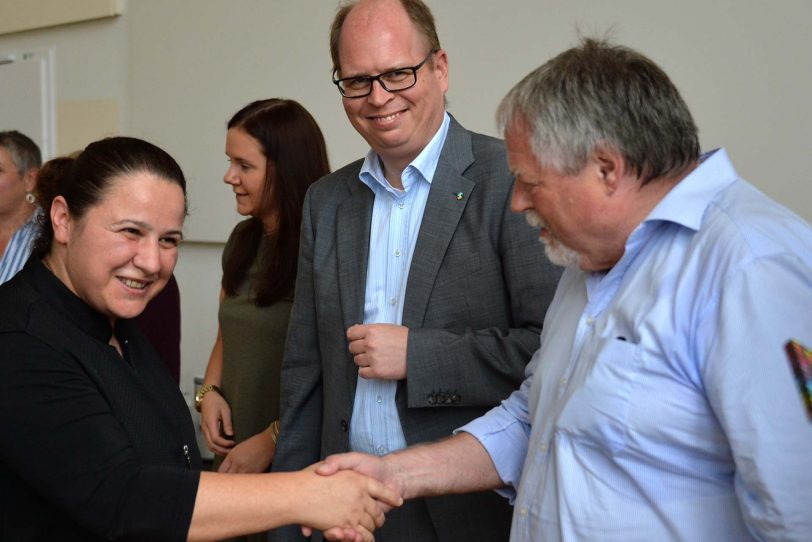 Volker Bleck und Johannes Chudziak gratulieren einer Demenzbegleiterin.