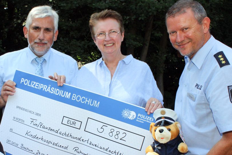 v.l.: Polizeipräsident Jörg Lukat, Birgit Schyboll vom Kinderhospizdienst Ruhrgebiet e.V., Polizeidirektor Frank Nows.