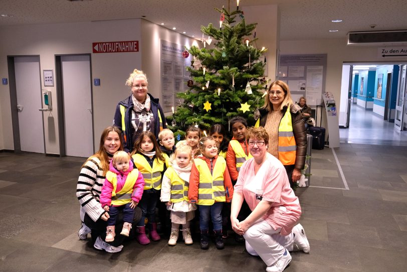 Erzieherinnen der Ev. KiTA Norina Fichter (gestreifter Pullover), Leiterin der KiTa Yvonne Rodriguez, gemeinsam mit den Kindern. Rechts: Sebata Pietrzinski und Silke Gelbrich, Leitung der Hauswirtschaft am EvK Herne.