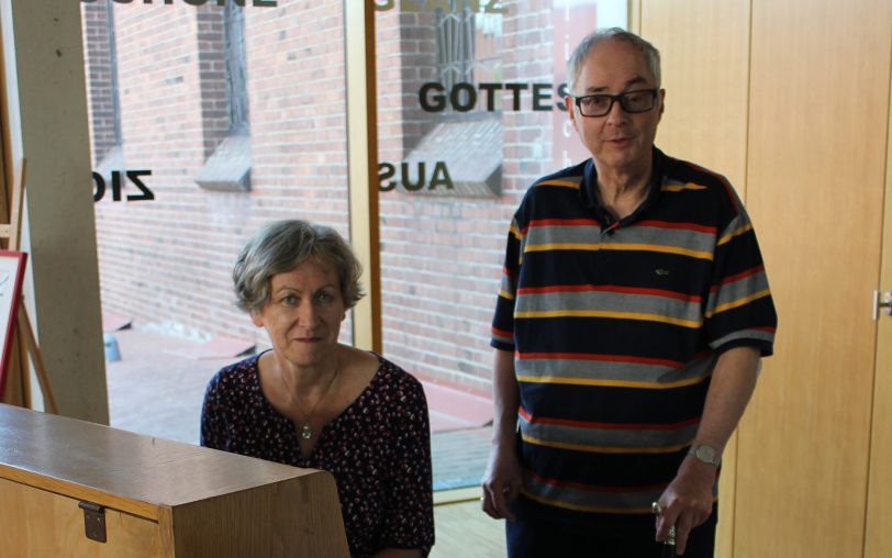 Organistin Christine Herbers (li.) und der ehemalige Pfarrer in Zion, Carsten Herbers, laden an jedem ersten Sonntag im Monat zum gemeinsamen Singen in die Zionskirche ein. Dazu gibt es auch noch Wissenswertes zum Lied und Komponisten.