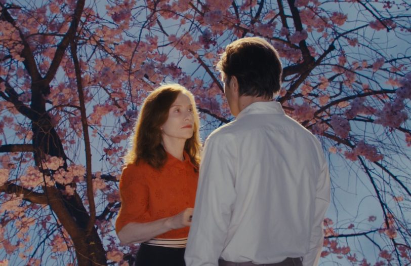 Schönheit und Vergänglichkeit der Kirschblüte: Sidonie (Isabelle Huppert) und Kenzo (Tsuyoshi Ihara) verlieben sich.