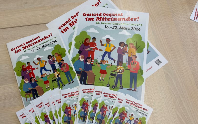 Das Heft bietet einen Überblick über die rund 250 verschiedenen Veranstaltungen - die kleinen Flyer führen mit einem QR-Code zum digitalen Heft.