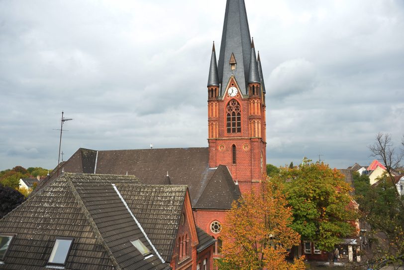Vor Christuskirche der in Wanne informiert das Inklusionsbüro der Stadt Herne gemeinsam mit dem Selbsthilfe-Netzwerk-Herne zum Thema „Stille Stunde – Inklusion durch Reizarmut für Menschen mit unsichtbaren Beeinträchtigungen.“