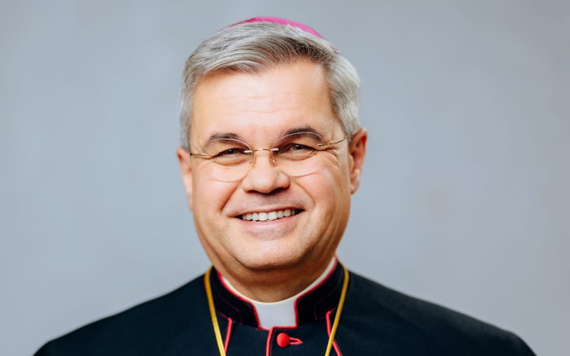 Dr. Udo Markus Bentz besucht als Erzbischof von Paderborn Herne und firmt 50 Jugendliche.