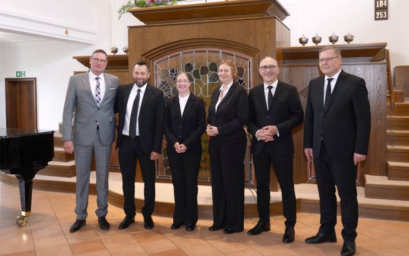 Großer Feiertag in der Neuapostolischen Kirchengemeinde Herne an der Stammstraße zum Auftakt der zweiten Hälfte des Kirchenjahres (v.l.): Vorsteher Roland Matz, Priester Benjamin Kagitter, Priesterin Julia Chmielewski, Diakonin Stefanie Merker, Priester i.R. Thomas Endler und Apostel Torsten Ziesowski.