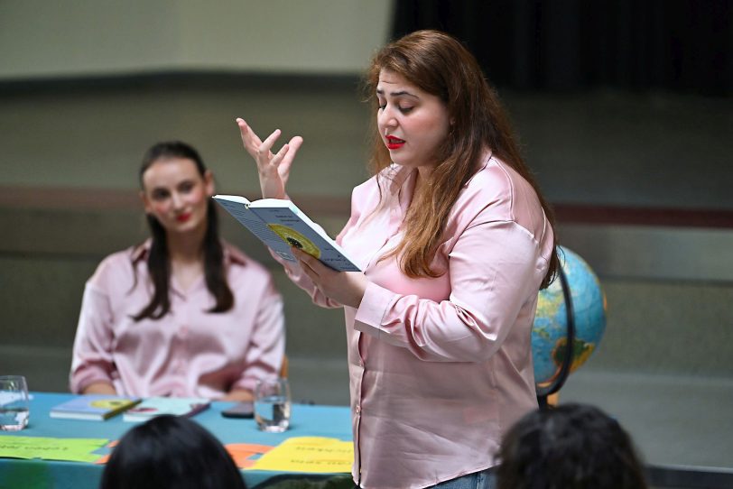 Die in Wanne-Eickel lebende syrische Schriftstellerin Lina Atfah animiert in ihrer Lyriklesung das junge Publikum, sich selbst die Frage zu stellen: „Was willst du, Welt?“. Foto: Volker Beushausen