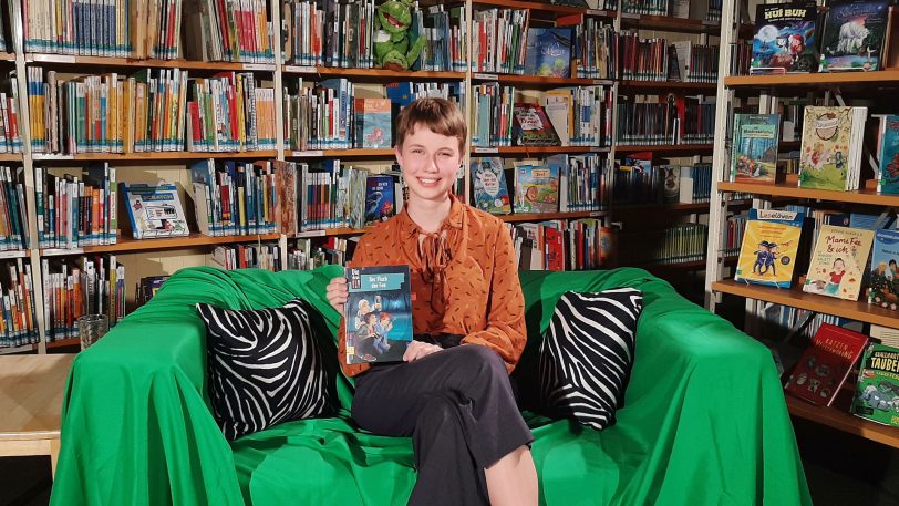 Vorleserin Annika Hilger mit dem Buch