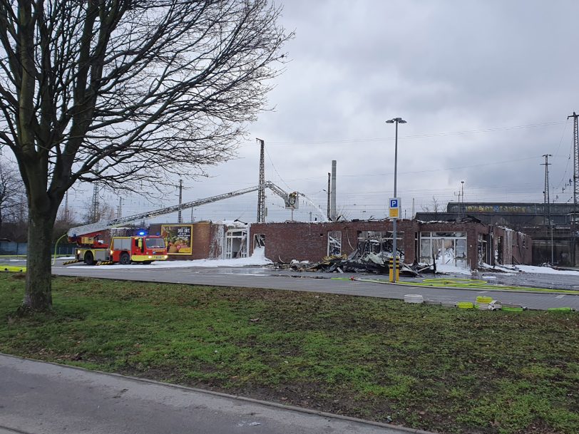 Der Netto-Markt gegenüber der Jet-Tankstelle an der Berliner Straße ist abgebrannt.