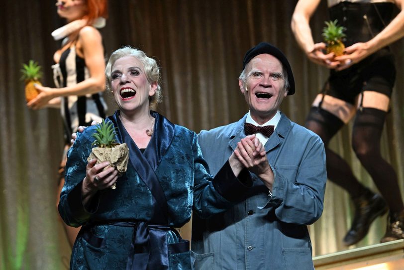 'Cabaret' begeistert am WLT: Gabriele Brüning (Fräulein Schneider) und der Obst- und Gemüsehändler Schulz (Tankred Schleinschock) erleben ein kurzes Glück.