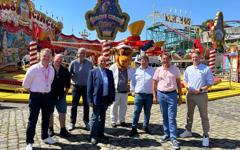 Freuen sich auf den Start der Cranger Kirmes: (v.li.) Holger Wennrich, Geschäftsführer Stadtmarketing, Timo Lichte, Präsident Schausteller-Vereinigung Herne, Kirmes-Chef Werner Friedhoff, Stadt Herne, Albert Ritter, Präsident Deutscher Schaustellerbund, Kirmesmaskottchen Fritz, Patrick Arens, Präsident des Bundesverbandes für Schausteller und Marktkaufleute, Dr. Frank Dudda, OB Herne, und Tibo Zywietz, Platzmeister Stadt Herne.