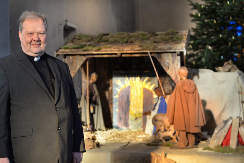 Dechant Ludger Plümpe vor der Krippe in der Kirche St. Marien Eickel.