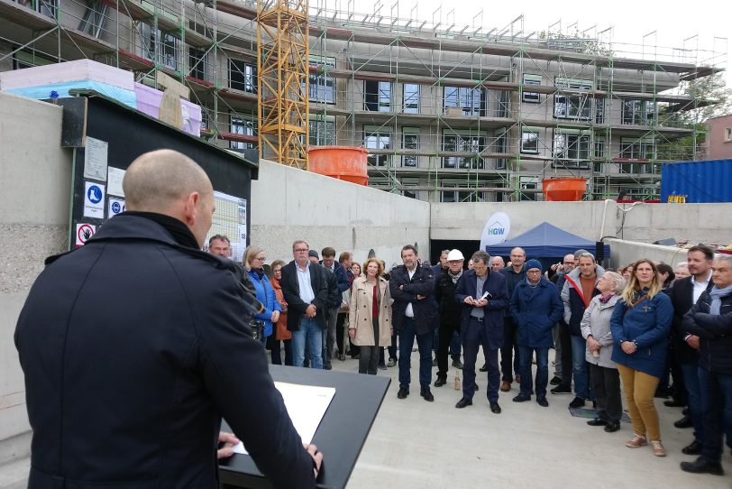Thomas Bruns spricht beim Richtfest am Lohofbogen.