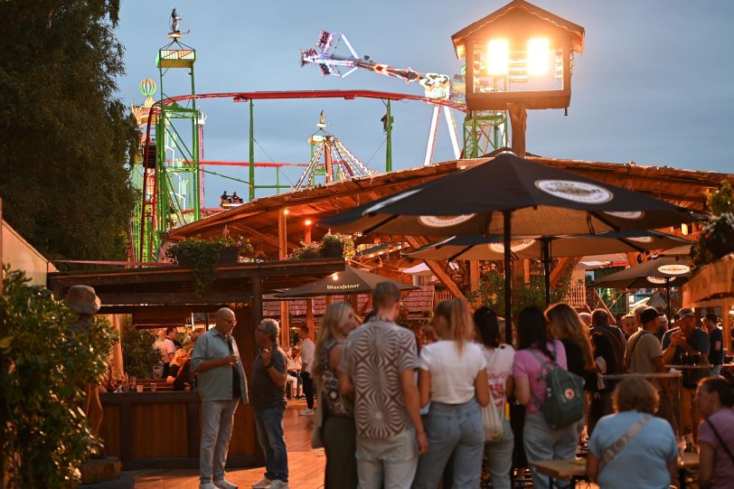 Das Tiroler Dorf mit Achterbahn Wilde Maus XXL und Hochfahrbetrieb Infinity im Hintergrund. Riesenrad Jupiter, Kettenkarussel Wellenflug Blick auf die Cranger Kirmes von der Rathausstraße aus. Im Bild Riesenrad Jupiter, Hochfahrbetrieb Evolution sowie der Turm vom Hochfahrbetrieb Hangover The Tower