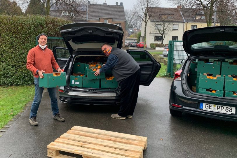 Martin Domke vom Eine Welt Zentrum Herne und Martin Müller von der Weltlädenbasis Gelsenkirchen kümmern sich um die Verteilung der Orangen