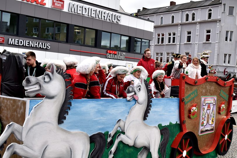 Der Rosenmontagszug am Robert-Brauner-Platz.