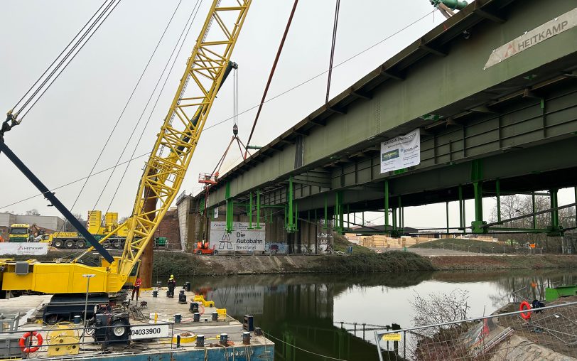Die Vorbereitungen: Hier wurden die Seile festgezogen, so wird die Brücke nie wieder aussehen.