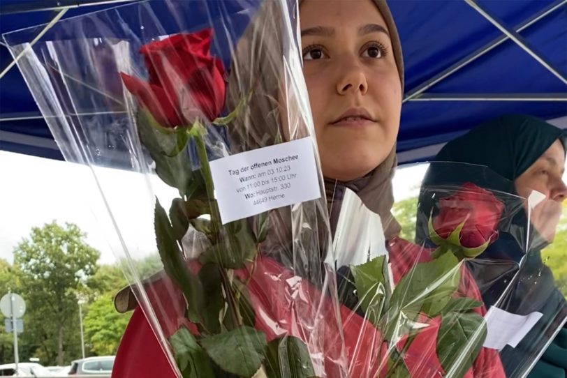 Die Islamische Gemeinschaft Herne verteilte rote Rosen an Passanten in der Wanner City.