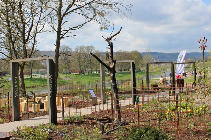 Noch ist alles kahl: Unter dem Leitwort 'Leben, Glauben, Staunen' öffnete im April 2023 der Schöpfungsgarten auf der Landesgartenschau in Höxter.