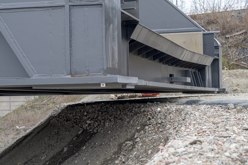 Einheben des ersten Teilstücks für die neue Eisenbahnbrücke über die A43 in Herne (NW), am Sonntag (28.0.2021).