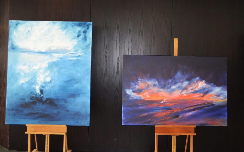 Gut ein Dutzend großformatige, von der südwestfranzösischen Atlantikküste inspirierte Acryl-Gemälde Sophia Kühns sind drei Tage lang im Foyer des Kulturzentrums ausgestellt.