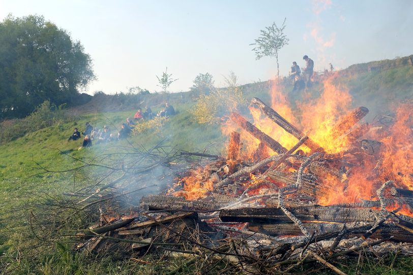 Osterfeuer bei Hof Waning.