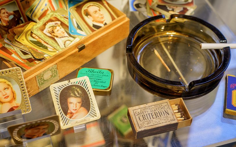 Die Tabakindustrie brachte in den 1920er Jahren viele Sticker auf den Markt und machte so das Rauchen populärer.