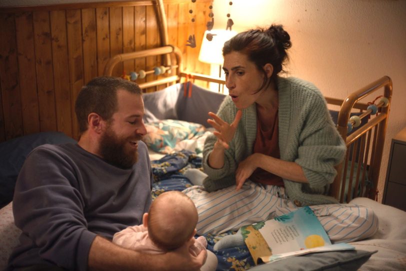 Héctor (Álvaro Cervantes) und Ángela (Miriam Garlo) freuen sich, dass ihr Baby hörend ist, auch wenn sich die Mutter Sorgen macht, sie könnte später beim Gatten wie beim heranwachsenden Kind als Gehörlose ins Hintertreffen geraten.