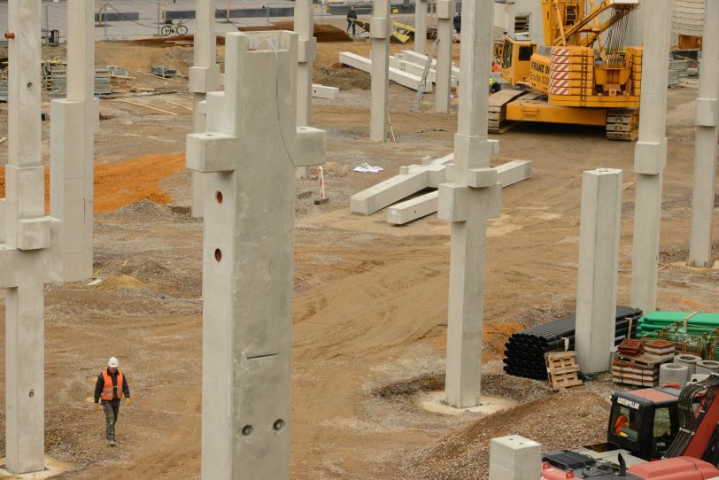 Bauarbeiter müssen auch auf der Baustelle Abstand halten. (Archivfoto)