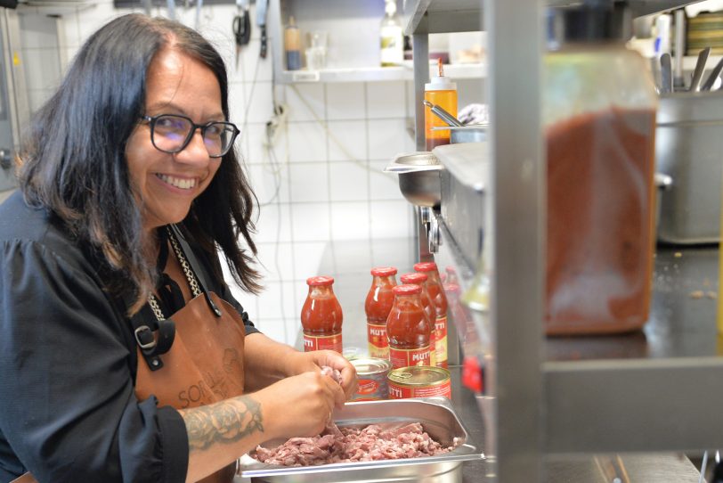 Sardischer Abend im Ollis: Francesca Eichler bereitet in der Küche von Ollis Restaurant die Salsiccia-Safran-Tomatensauce für die Sardische Pasta vor.