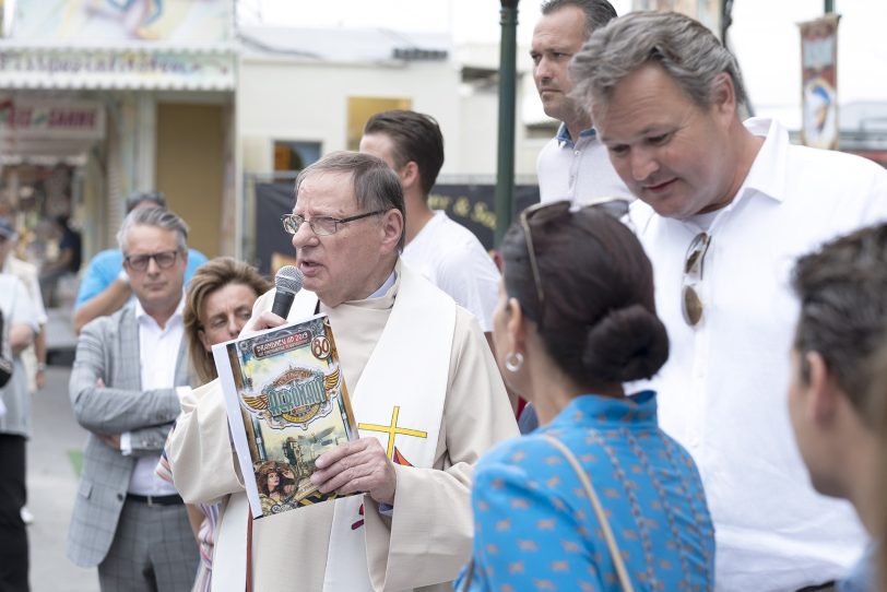Der niederländischen Schaustellerpfarrer Fr. Bernhard E. M. van Welzenes bei der Lesung.