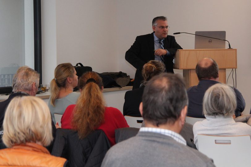 Chefarzt Dr. Ali Halboos bei seinem Vortrag der Patientenveranstaltung: Vorhofflimmern.
