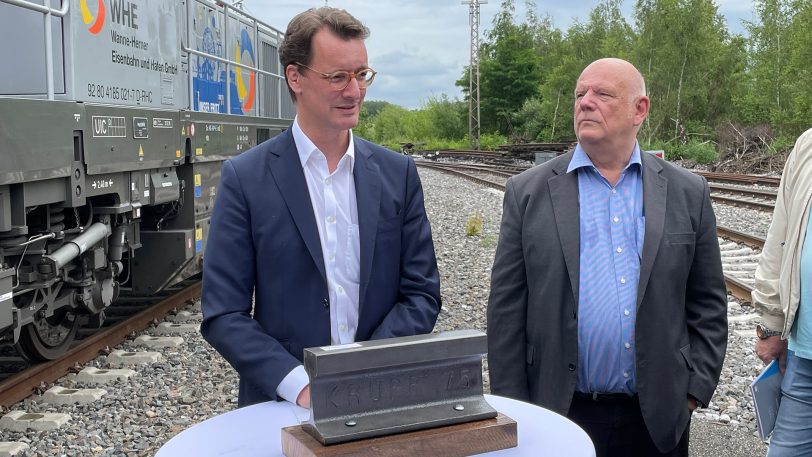 Trafen sich im Juli 2021 an der WHE-Baustelle zur Brücke am Böckenbusch: Hendrik Wüst (CDU), damals noch NRW-Verkehrsminister, mittlerweile Ministerpräsident, im Gespräch mit dem damaligen FDP-Landtagsabgeordneten Thomas Nückel (re.).