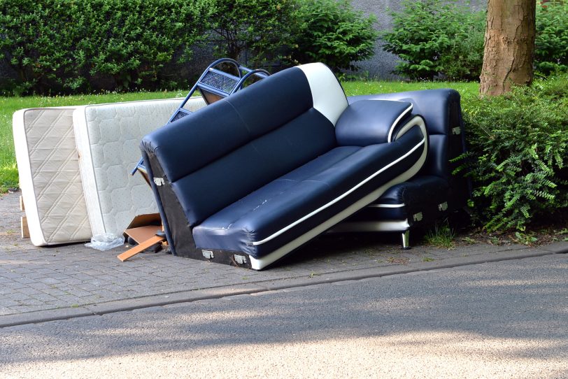 Dieser Sperrmüll ist angemeldet und auch nicht zu früh an der Straße. Zudem ist er auch ordnungsgemäß gelagert und behindert weder die Fußgänger noch den Straßenverkehr.