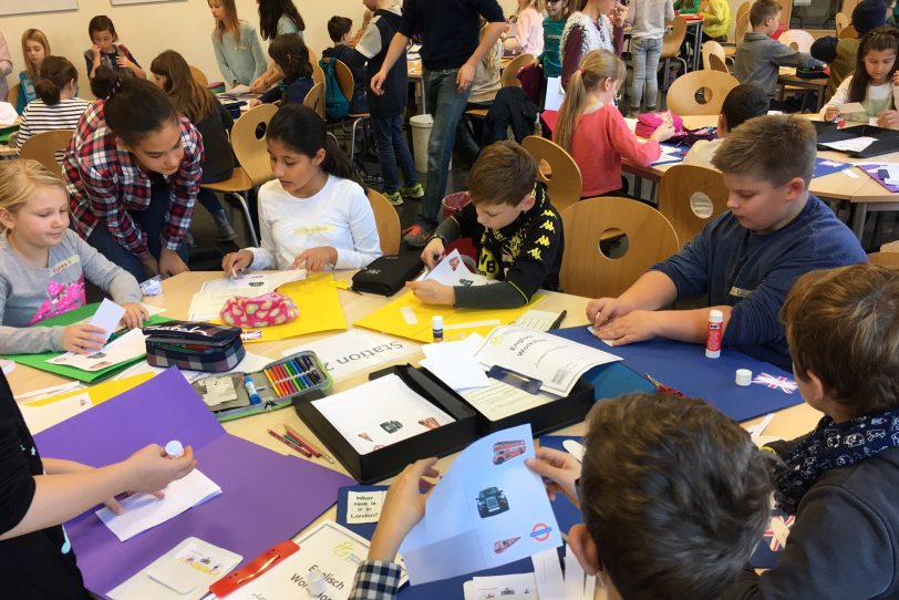 Das Pestalozzi-Gymnasium hat einen bilingualen Zweig und setzt musikalische Schwerpunkte. Unser Bild zeigt Schüler bei einem Englisch-Workshop.