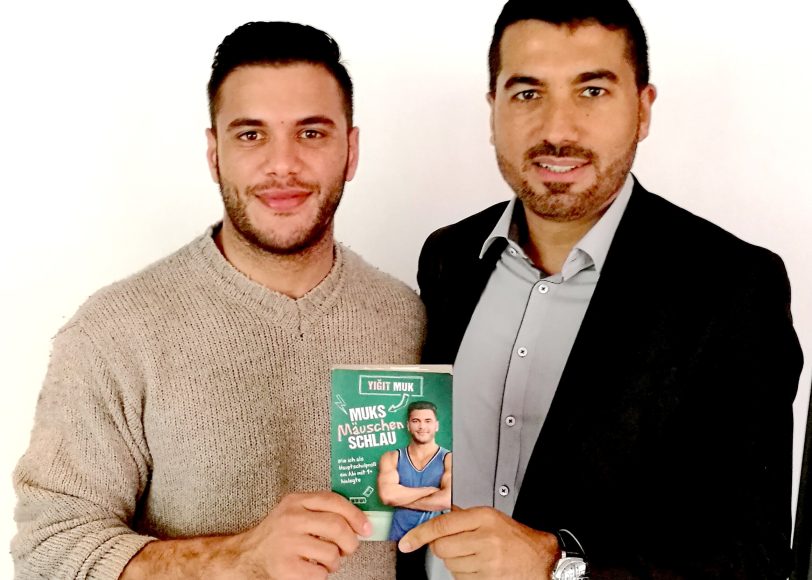 Autor Yigit Muk mit dem Vorsitzenden der AWO Ruhr-Mitte, Serdar Yüksel.