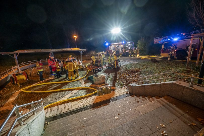 Groß-Übung an der U-Ban-Station Schloss Strünkede: Berufs- und Freiwillige Feuerwehr Herne, Feuerwehr Bochum, Bogestra, DRK, THW und Mitglieder der Grubenwehr als Experten für Aktionen unter derErde im Übungseinsatz