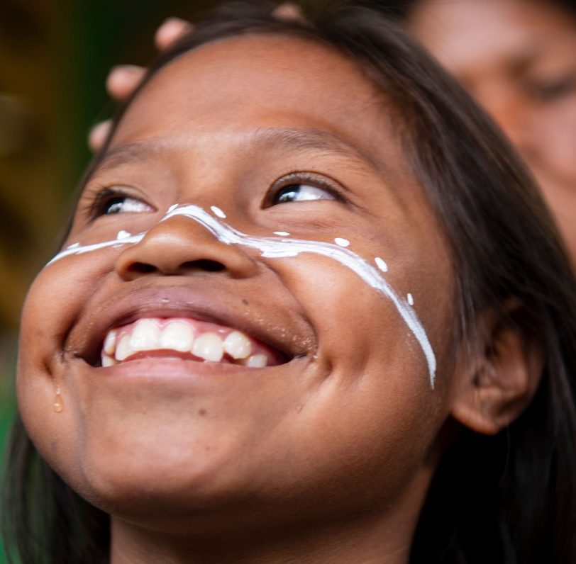 Rund 33 Millionen Menschen leben in Amazonien. Etwa drei Millionen gehören zu einer der 390 indigenen Ethnien. Im Dreiländereck Brasilien, Kolumbien und Peru lebt unter anderem die Volksgruppe der Tikuna mit rund 40.000 Personen. Sie setzen sich für den Schutz und Erhalt des Amazonas-Regenwalds ein.