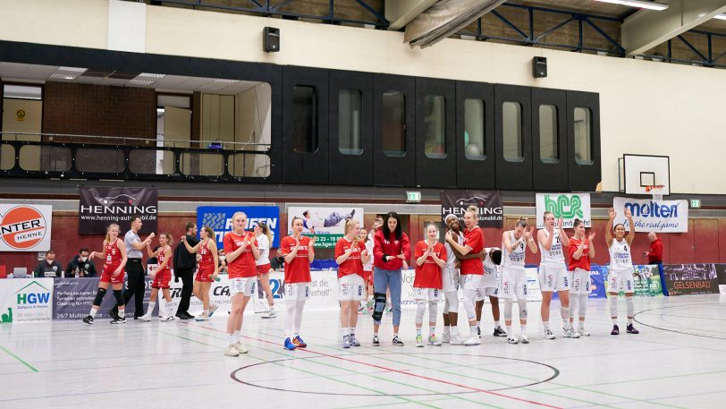 Nach dem erfolgreichen Spiel bedankten sich die Spielerinnen für die Unterstützung in der Halle.